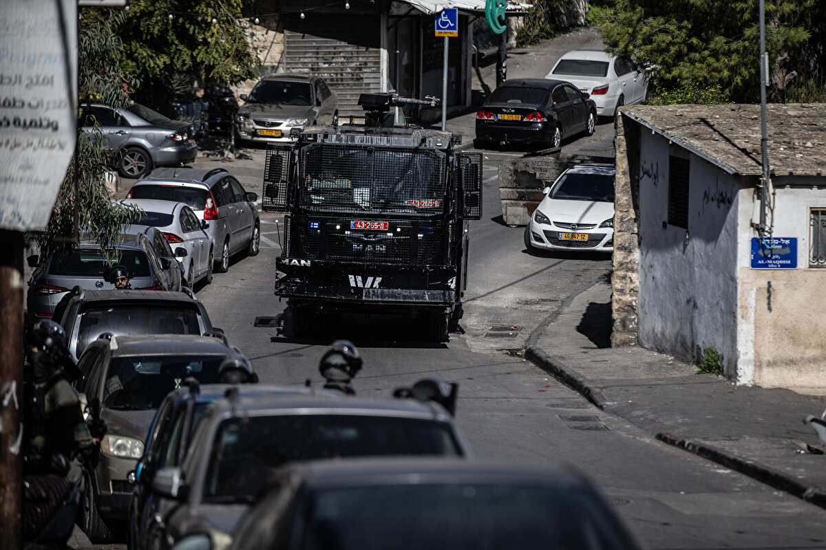 İsrail güçleri, namazı Mescid-i Aksâ yakınındaki Vadi el-Cevz Mahallesi'nde kılmak isteyen Filistinli gençlere ise göz yaşartıcı gazın yanı sıra TOMA'dan sıkılan pis kokulu sularla müdahale etti.