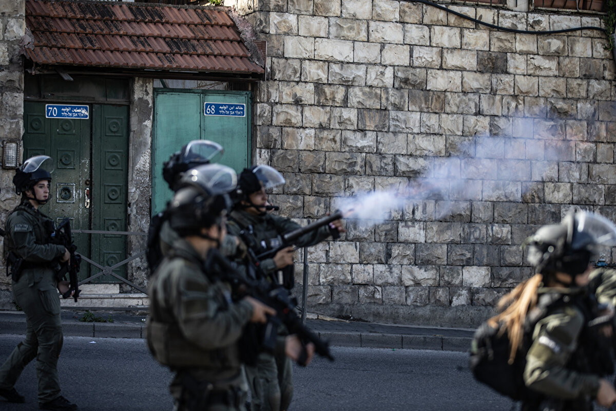 İsrail güçleri, Eski Şehir bölgesinde demir bariyerlerle kurduğu kontrol noktalarında kimlik denetimi yaptı.