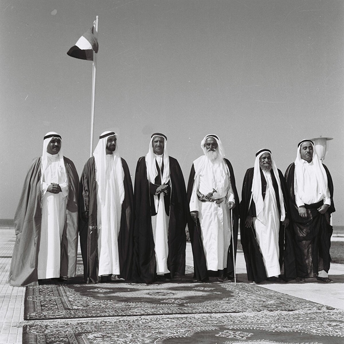 Abu Dabi Emiri Şeyh Zayed; Şârika, Acman, Dubai ve Fuceyre emirliklerinin liderleriyle birlikte 2 Aralık 1971'de Dubai'deki The Union House'da. Törene, Ümmü Kayveyn Emirliği'nden hasta olan emirin yerine Veliaht Prens katıldı.