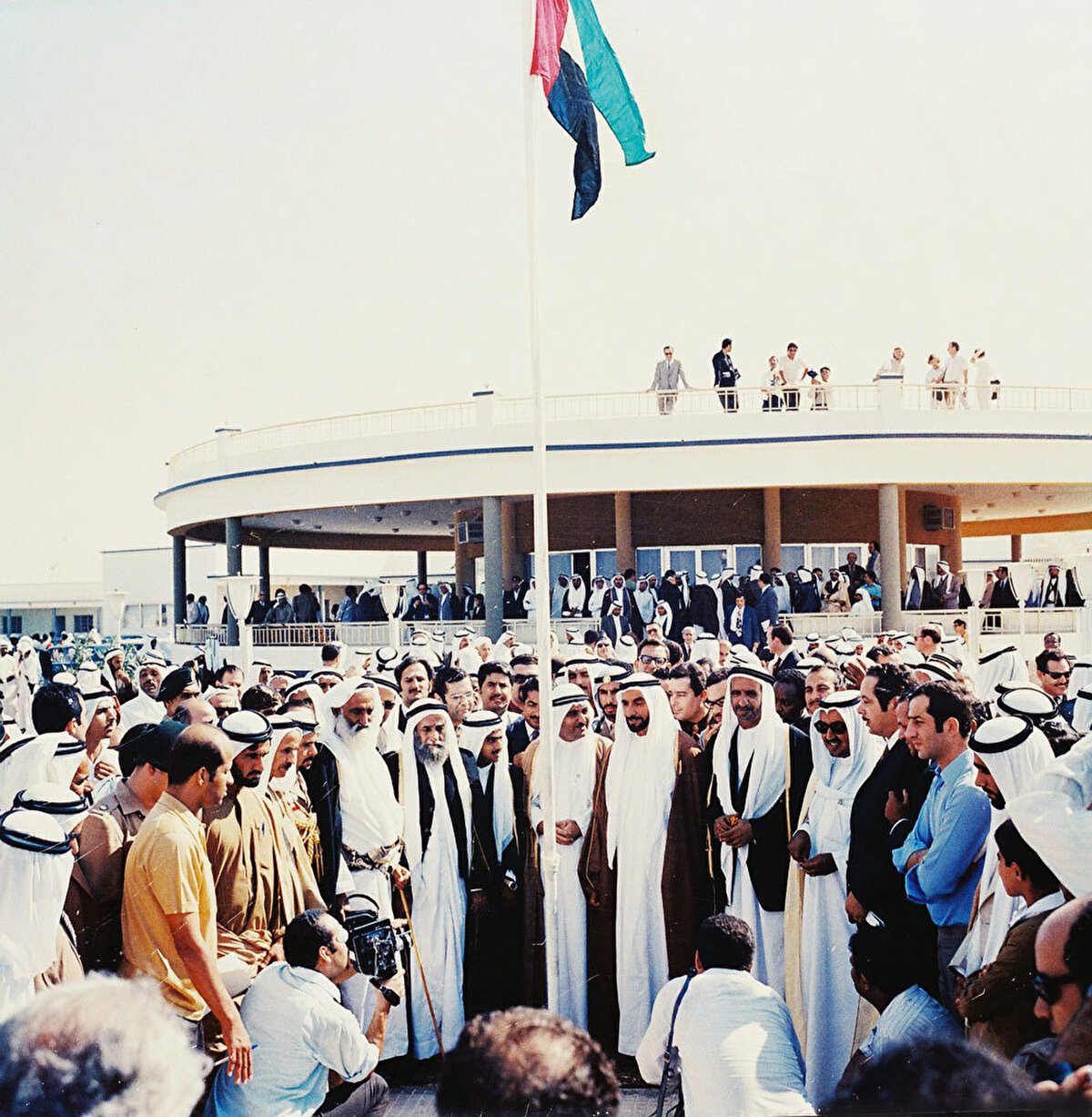 Birleşik Arap Emirlikleri bayrağının, Dubai'deki The Union House'da emirlik yöneticileri tarafından ilk kez göndere çekilişini gösteren tarihî kare, 2 Aralık 1971.