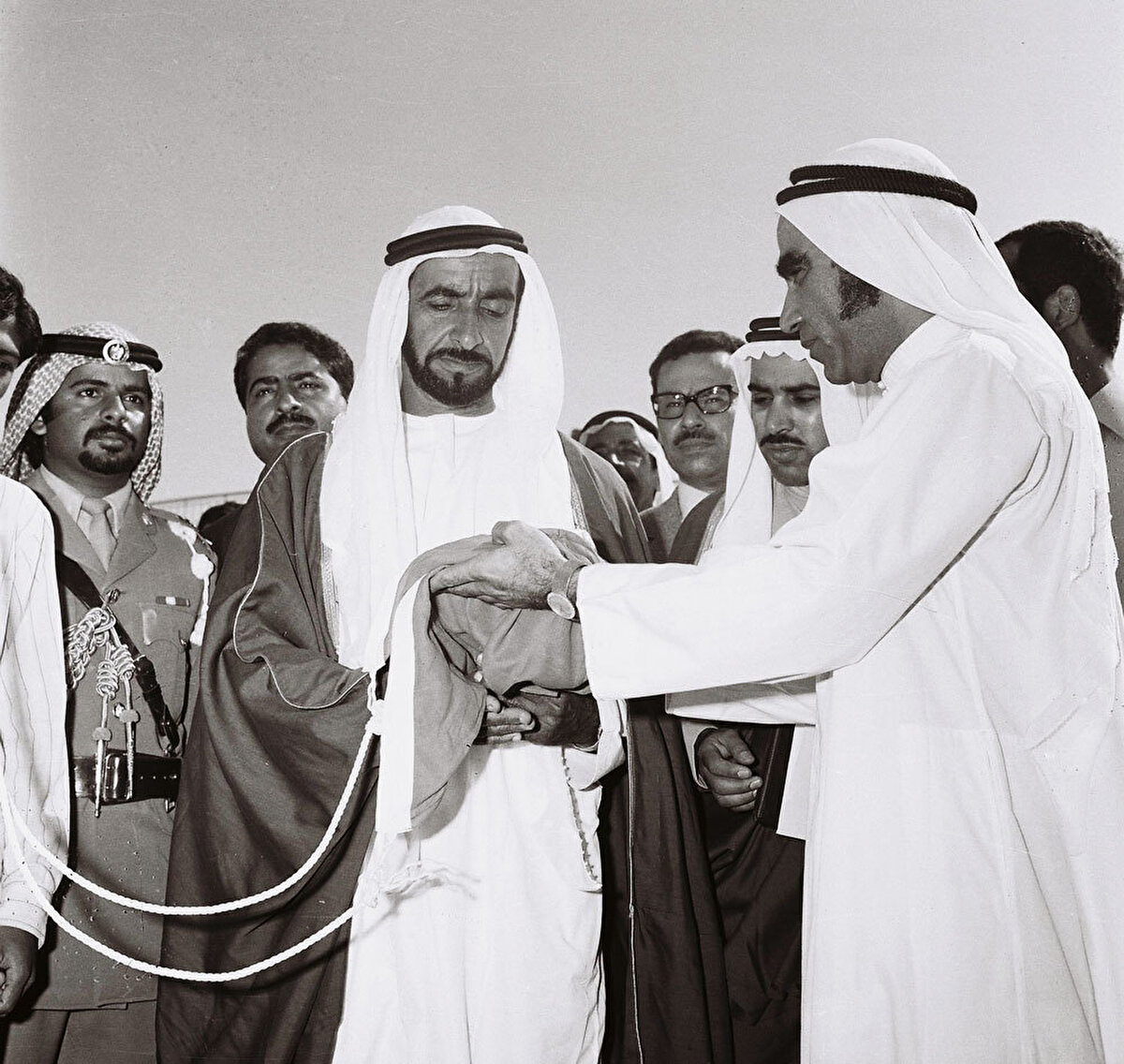 Şeyh Zayed, Dubai Cumeyra'daki Diyafah Sarayı'nda Birliğin ilânının ardından BAE bayrağıyla, 2 Aralık 1971.