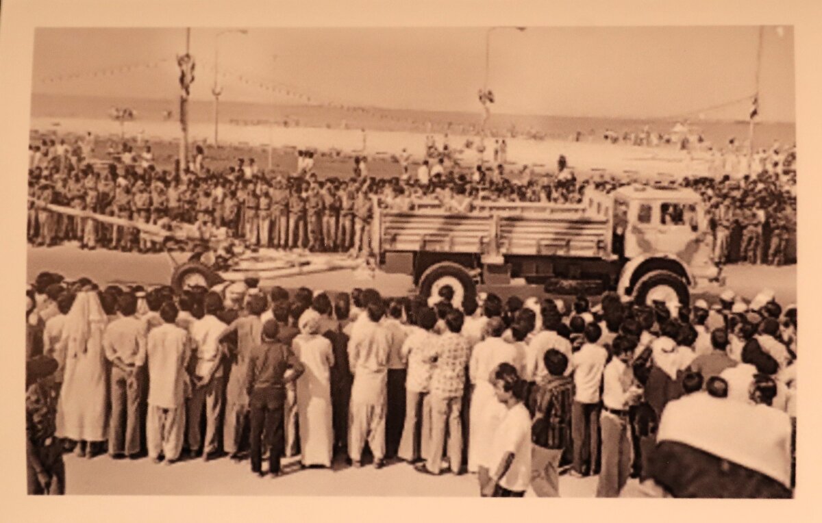 Kalabalık, BAE'nin kuruluşunu kutlamak için düzenlenen Silahlı Kuvvetler’in geçit törenini izliyor.