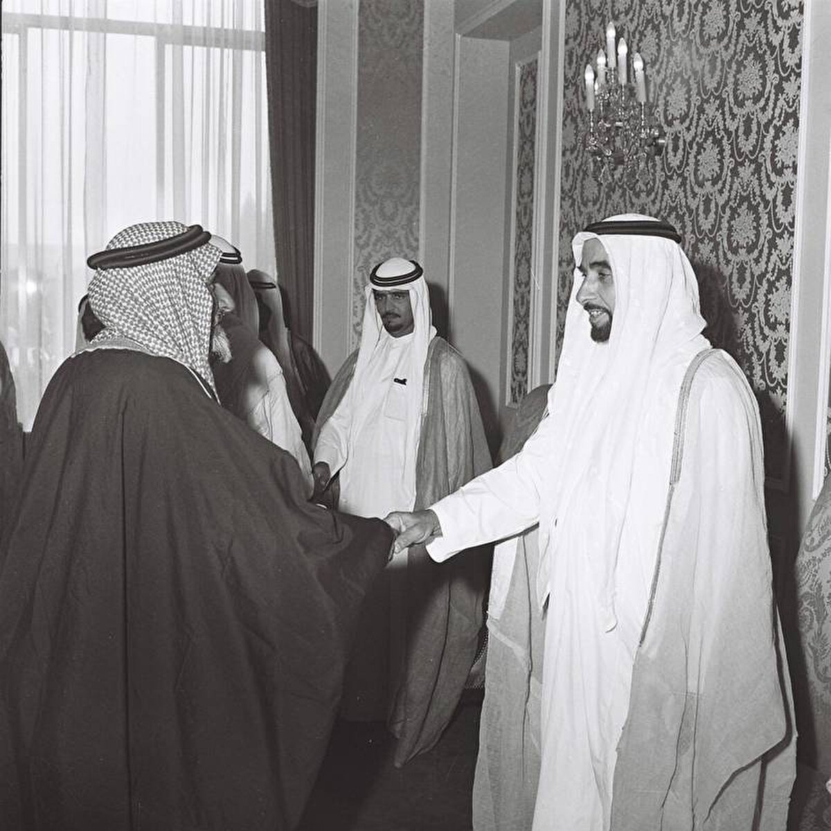 Şeyh Zayed, Manhal Sarayı'nda kutlamaları kabul ediyor.