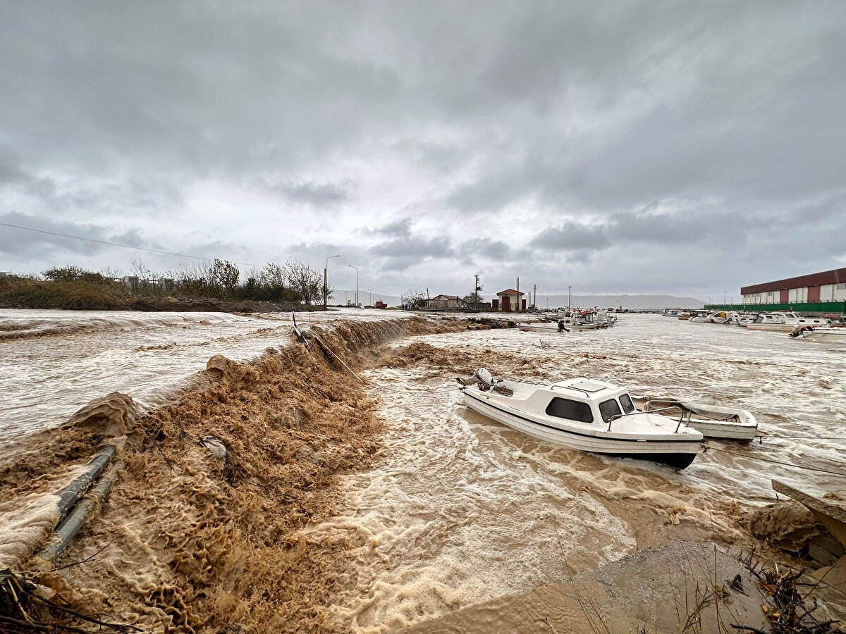 Derenin denize ulaştığı noktada bulunan balıkçı barınağındaki bazı tekneler su aldı.
