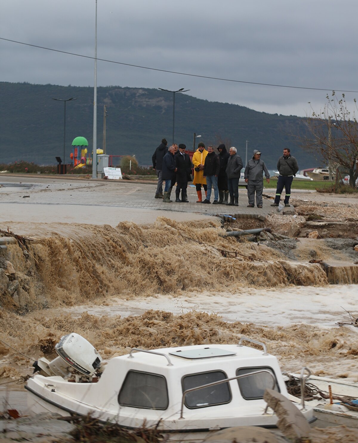Çanakkale Valisi İlhami Aktaş da taşkının yaşandığı yere gelerek incelemelerde bulundu, ilgililerden bilgi aldı.
