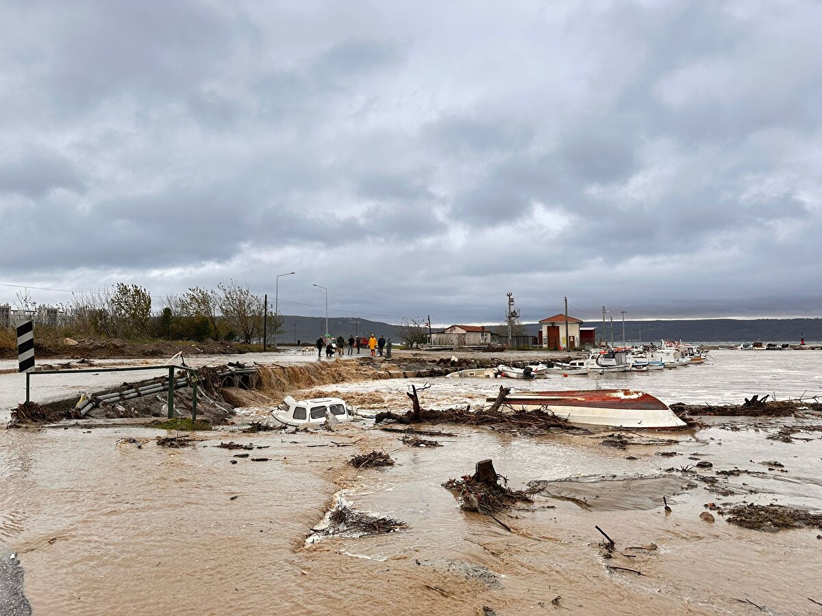 Kentte aralıksız etkili olan yağmur dolayısıyla Kepez Deresi'nin taşması sonucu, araçların geçtiği yol ve köprü kullanılamaz hale geldi.