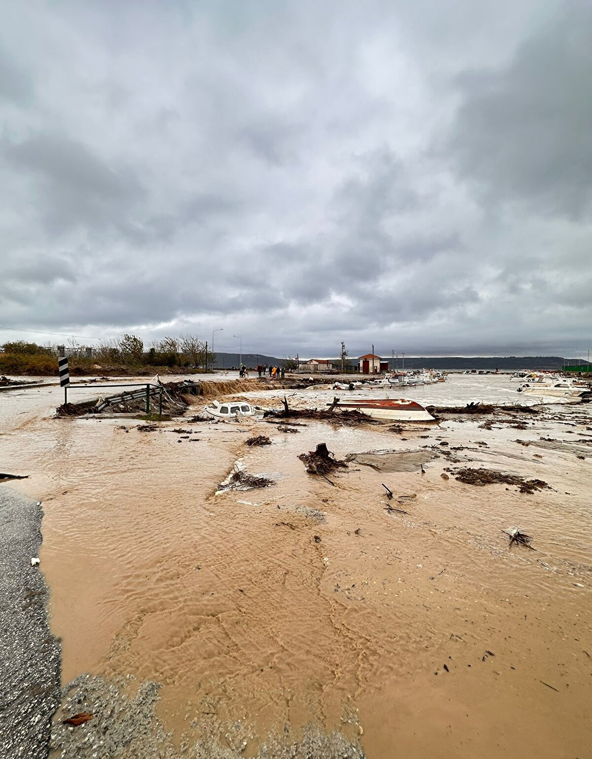 Teknelerinin durumuna bakmak için barınağa gelen bazı balıkçılar, su alan teknelerini temizlemeye çalıştı.