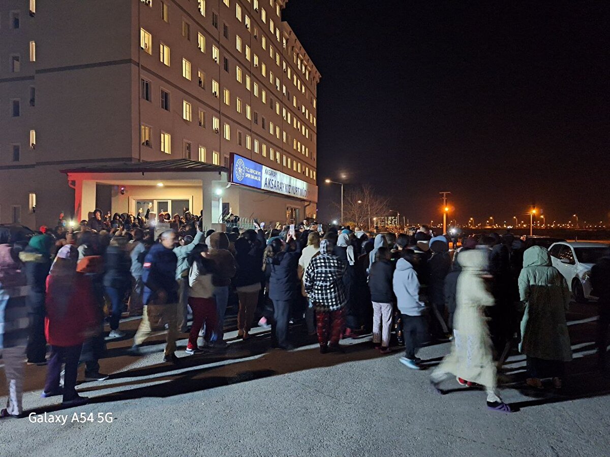 ÖLÜM HABERİNİ İNTERNETTE GÖRDÜ<br>Telefonun kapanmasından 1 saat sonra kendisini bir polis memurunun aradığını söyleyen baba Uysal, şöyle devam etti:<br><br>“1 saat sonra ‘hafif kaza oldu’ diyen bir polis memuru aradı. 2 saat sonra mı bilmiyorum, tam hatırlamıyorum, ölüm haberini aldım. Herkesin haberi olmuş da benim olmamış. İçim daralıyordu. İnternetten Aksaray haberlerine baktım. Oraya düşmüş haber. Orada gördüm.”