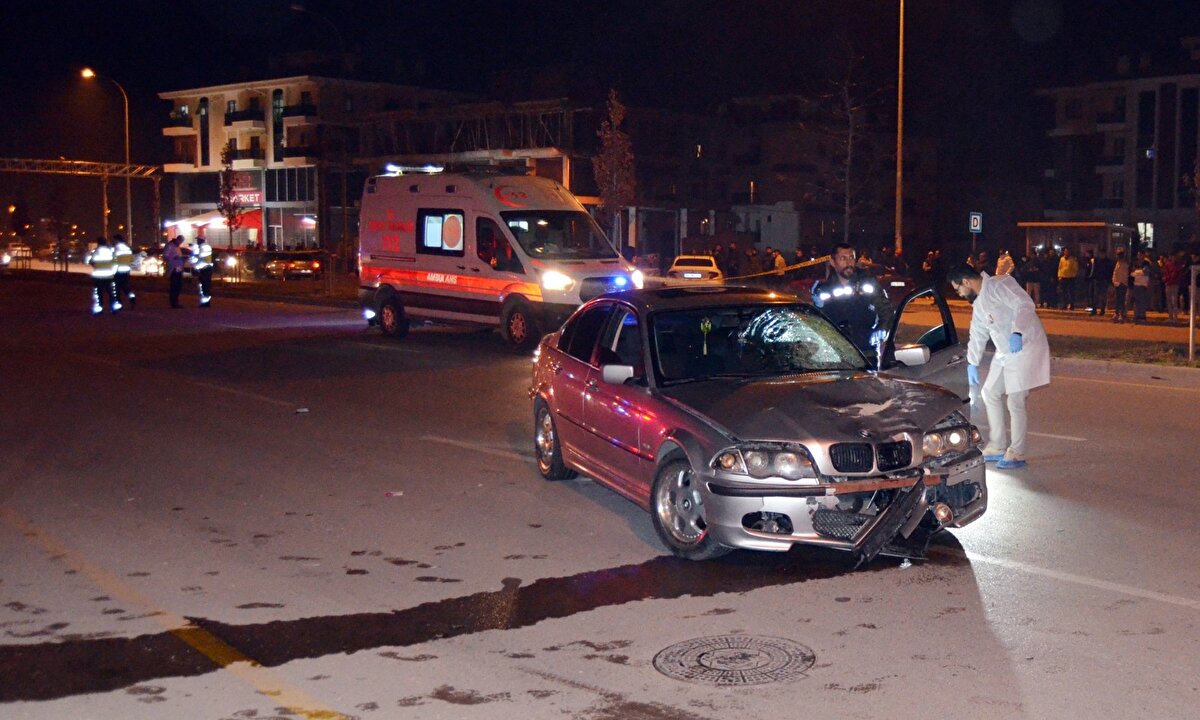Aksaray’da üniversite öğrencisi Mine Nur Uysal ile arkadaşı İrem Koyuncu, market alışverişi sonrası yurda dönmek isterken otomobilin çarpması sonucu yaşamını yitirdi.<br><br>Otomobili son anda fark eden İrem Koyuncu ise geri çekilerek kurtuldu