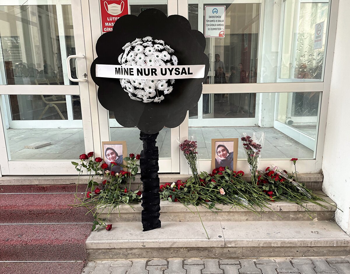 Kızının, daha ucuz olduğu için markete gittiğini anlattığını söyleyen baba Halil Uysal, “‘Kantin pahalı, market var orada ucuz. Oradan alacağız. İrem ile gidiyoruz’ dedi. Telefonun hoparlörü açıktı. Telefonu annesine verdim telefonu. Konuşurken telefon kesildi. Bir daha ses yok. Gülerek ‘baba ya, baba ya’ diyordu. O an ses kesildi.” diye konuştu.