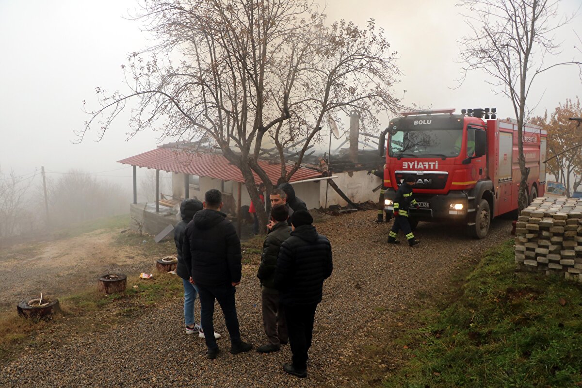 Özellikle gece geç saatlerde arka arkaya çıkan yangınlar nedeniyle köyde yaşayanlar tedirgin oldu.