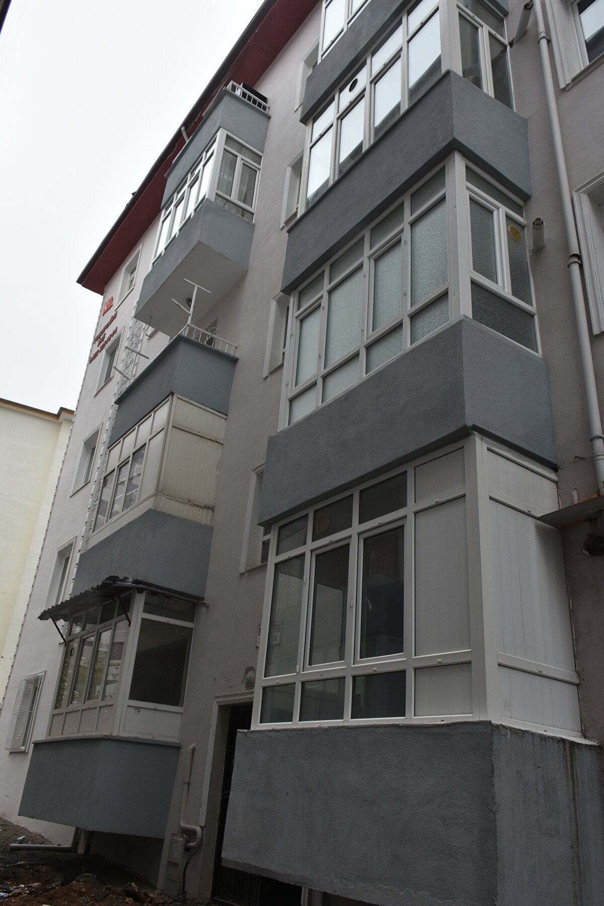 Ruhşan İbiş de "Kombimizi, peteğimizi alıp her şeyimizi talan edip gitmişler. Hırsızların salı günü evlerimize girdiğini öğrendik. Kapıyı da içerden kilitlemişler. Biz de hırsızların kırdığı duvardan girerek kapıyı açabildik. Bekçi yok, bir şey yok. Bize 'orta hasarlı binalara girmeyin' deniyor evlerimize neden sahip çıkılmıyor o zaman." diye konuştu.