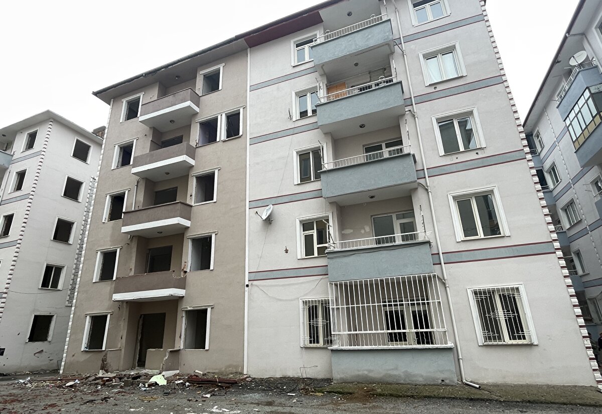 Şeyh Bayram Mahallesi'ndeki bir siteye giren hırsızlar, 6 Şubat'taki depremlerde orta hasar gören binadaki 10 daireden kombi, kalorifer peteği, musluk gibi çeşitli malzemeleri çaldı.