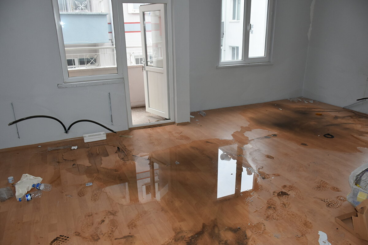 Bitişik binadan kendi dairelerine duvarı delerek giren hırsızların 10 evden birçok malzeme çaldığını ifade eden Sezgin, "Bodrumun duvarını da delmişler orada bakır kazan, soba ve bisiklet gibi eşyaları çalmışlar." dedi.