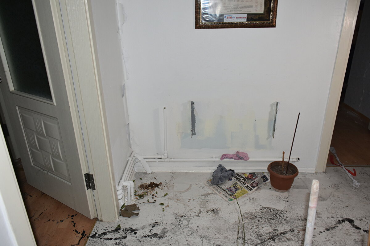 Zeynep Yıldırım ise evdeki birçok eşyalarının çalındığını dile getirerek, "Hırsızlar yatak getirip evimde yatmışlar. Gerekli önlemlerin alınmasını istiyoruz." ifadelerini kullandı.