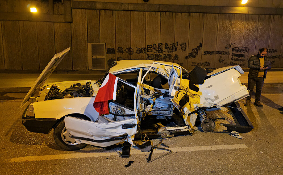 Asker uğurlama konvoyunda, sürücüleri henüz tespit edilemeyen 01 ARK 652 plakalı otomobil ile 33 NIV 47 plakalı midibüs, Turhan Cemal Beriker Bulvarı havaalanı alt geçidinde çarpıştı.