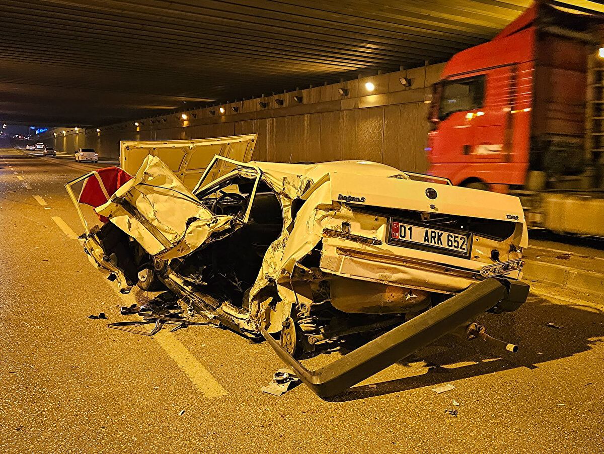 Çevredekilerin ihbarı üzerine kaza yerine polis ve sağlık ekipleri sevk edildi. Otomobilde yaralanan 4 kişi, sağlık ekipleri tarafından kentteki çeşitli hastanelere kaldırıldı.<br>Polis, kazayla ilgili inceleme başlattı.