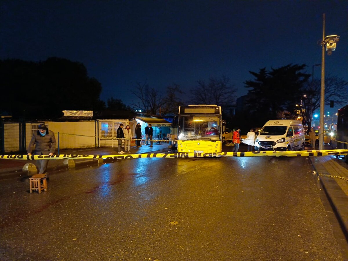 <br>'İKİ ELİYLE OTOBÜSÜ DURDURMAYA ÇALIŞTI'<br><br>Kazayı gören taksi şoförü Yılmaz Emci, "Ben arabamı en öne park ettim. İETT otobüsü tam dipte duruyordu. Ben tam arabadan inerken baktım otobüs geriye doğru geliyor. İETT şoförü iki eliyle otobüsü durdurmaya çalışıyordu. 