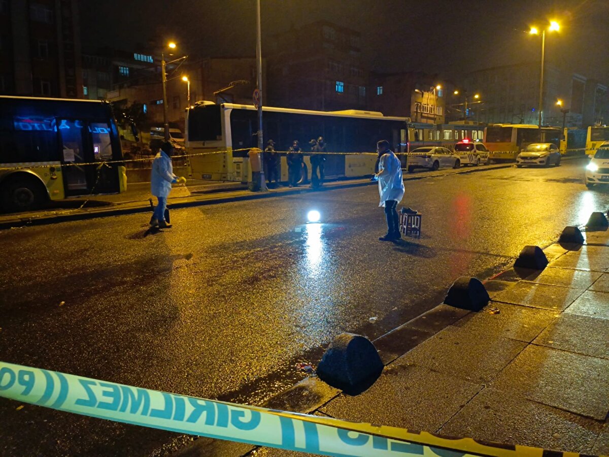  Arkadaşları 'sen ne yapıyorsun' dediği anda otobüs adamı altına aldı. Otobüsün, çok hızlı bir şekilde geri geri geldiğini görünce ben de arabamı kenara doğru kaçırdım. Sonra 3 tane taksiye vurdu bu hale getirdi. Otobüsün lastikleri komple şoförün üzerinden geçti. Durumu ağır olarak hastaneye götürüldü" dedi. 