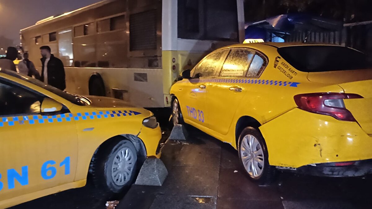 Sultangazi Mescidi- Selam otobüs durağına kullandığı 34 HO 4017 plakalı İETT otobüsünü yanaştırdıktan sonra inen sürücü, kaymaya başlayan otobüsü eliyle iterek durdurmaya çalışması sonucu ağır yaralandı.<br>