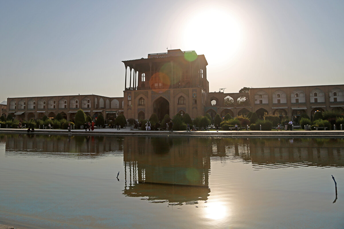 Dönemin hükümet sarayı olarak kullanılan tarihî bina 6 katlı olmasına rağmen önden bakıldığında 4, arkadan bakıldığında 5 katlı bir görünüme sahip. İçeri girinceye kadar 6 katlı olduğu anlaşılmayan bu eşsiz mimari yapı hâlâ yapıldığı ve restore edildiği dönemlerin izlerini taşıyor.