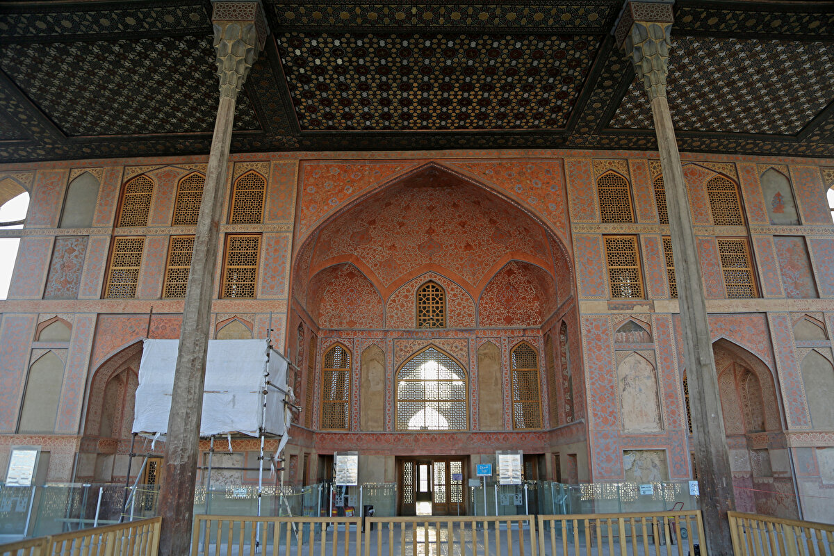 Kemerli, uzun bir koridor ile ziyaretçilerini karşılayan sarayın giriş katı,19 gelenlerin ilgi duyduğu yerlerin başında geliyor. Akustik özelliği bulunan bu kısmın bir köşesinde fısıltıyla konuşulan şeyler hemen karşıdaki köşeden rahatlıkla duyulabiliyor. 