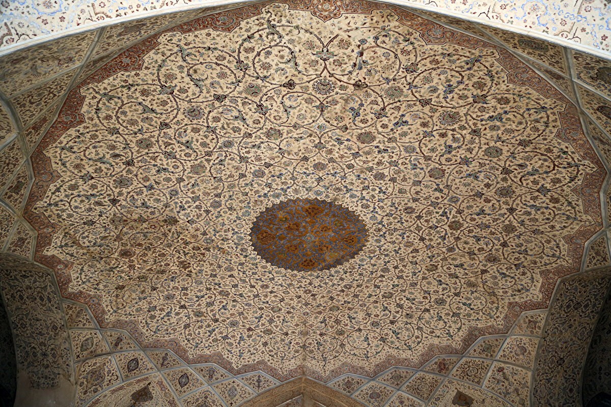 Sarayın her katında sıva işçiliği, Safevî dönemi sanatçılarının eserleri ile yer yer Kaçar dönemi çizgilerini görmek mümkün. Tarihî binanın işlemesiz bir duvarını görmek ise neredeyse imkânsız.