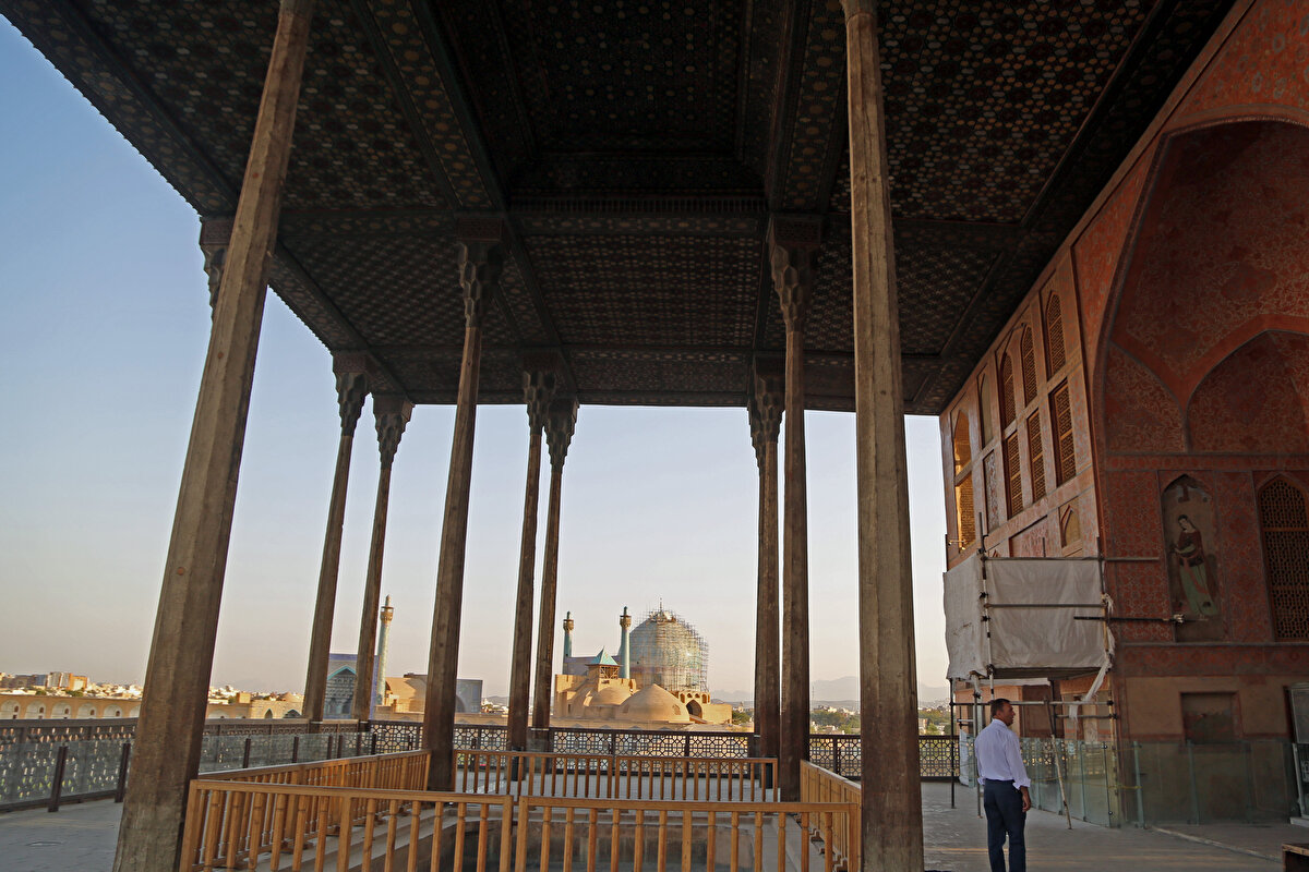 Safevî hükümdarlarının resmî ikametgâh olarak da kullandığı, zemininden tavanına kadar farklı süslemelerin kullanıldığı 48 metre yüksekliğindeki binanın, sarmal merdivenleri üst katlara çıkmayı zahmetli hale getiriyor.