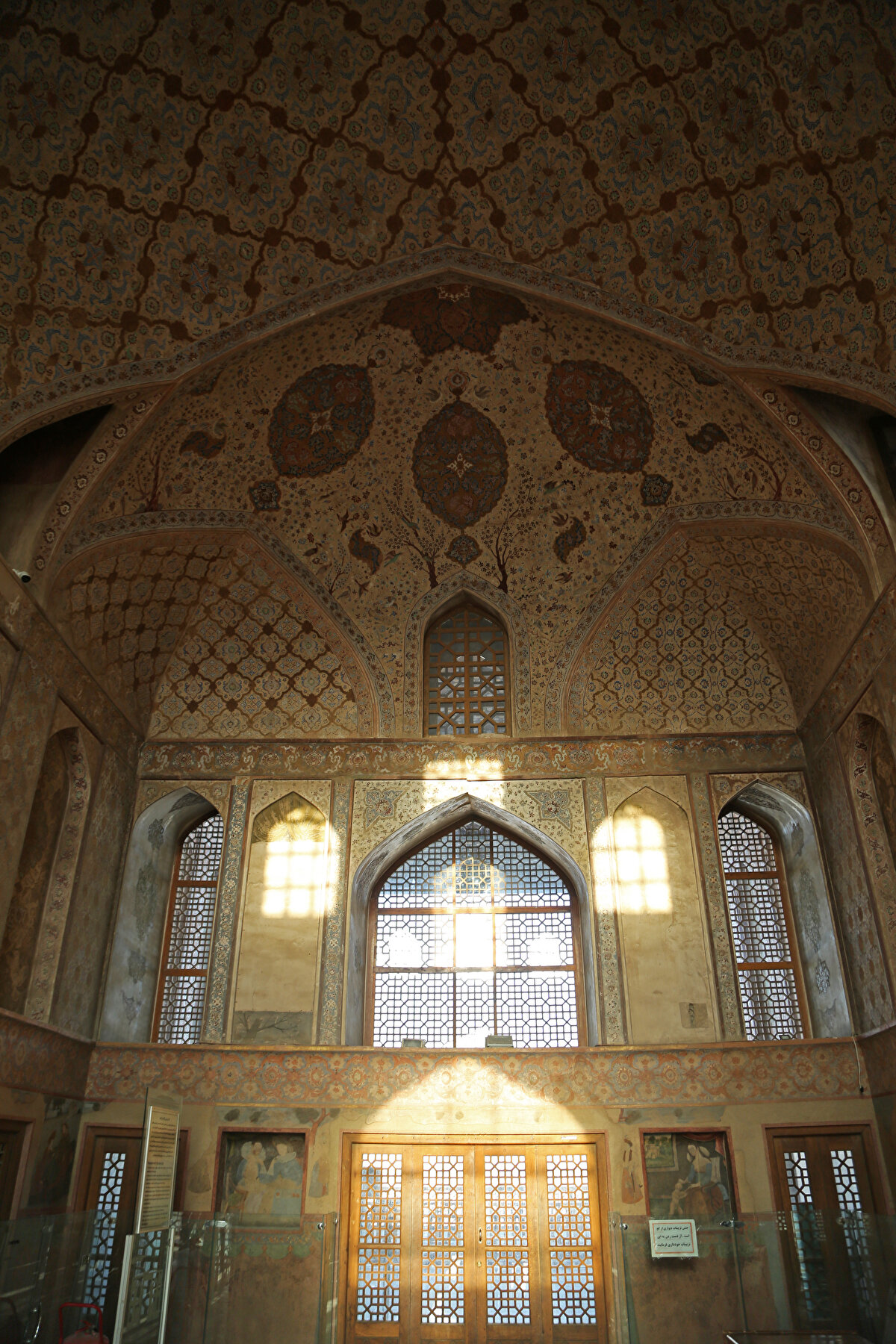 Sarayın birinci ve ikinci katlarında karşılama ve bekleme salonları bulunuyor. Her salonun kendine özgü mimari hatları, duvara çizilmiş portreler ile süslemeleri bulunuyor.