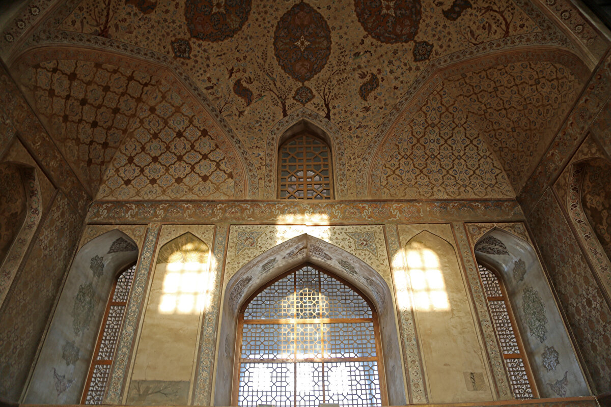 Üçüncü ve dördüncü katların arasına yapılan depoya tulumbalarla doldurulan su, hem terastaki havuzda hem de saraydaki lavabolarda kullanılıyor. Havuzdan akan su ise Nakş-i Cihan Meydanı’ndaki ağaçların sulanmasında kullanılıyor.