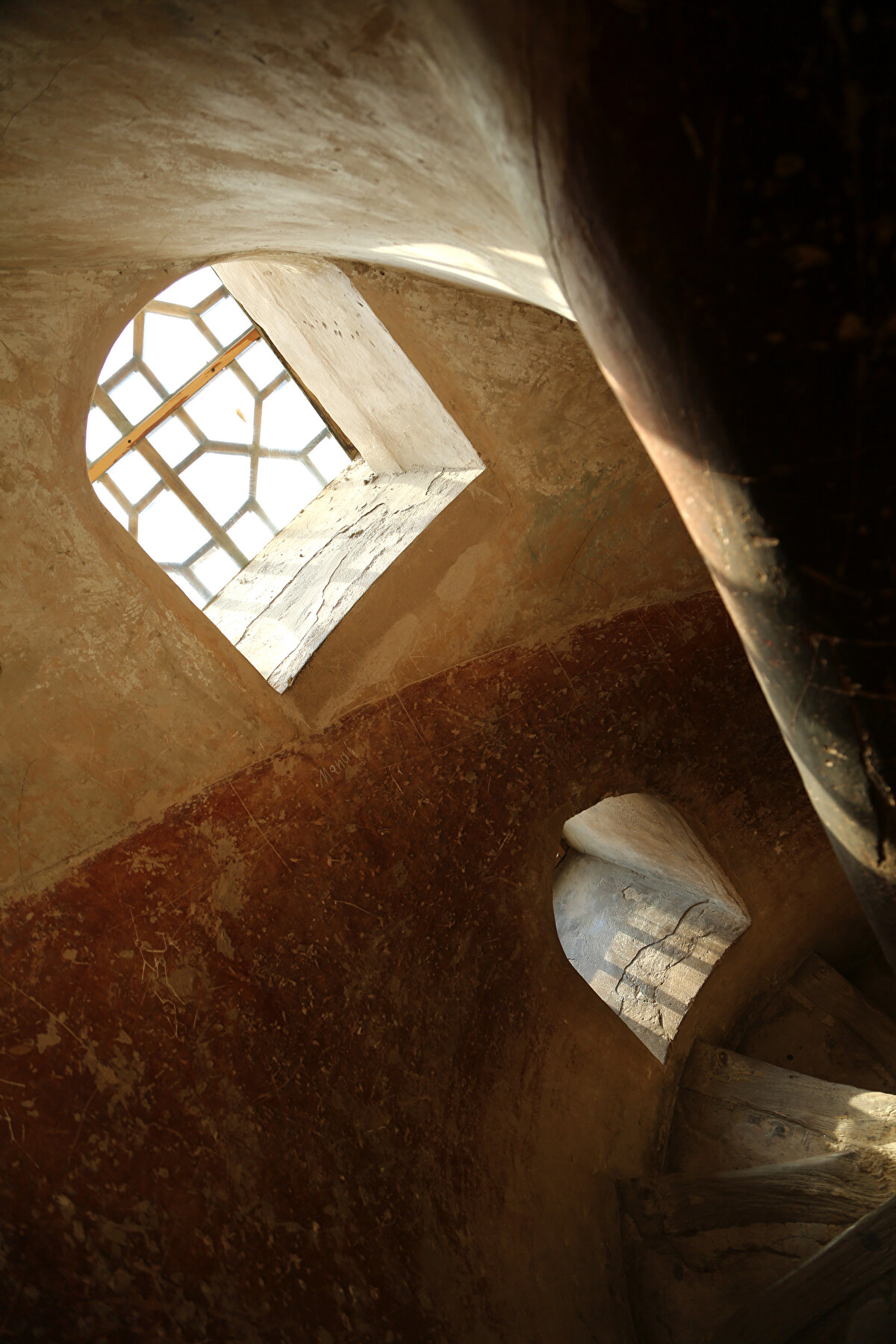 Merdivenlerin bu kadar dar olmasının, kale duvarı olmayan çarşı içindeki bu sarayın, herhangi bir saldırı durumunda içeri girmeyi zorlaştırmak ve daha kolay bir şekilde güvenliği sağlamak olduğu düşünülüyor.