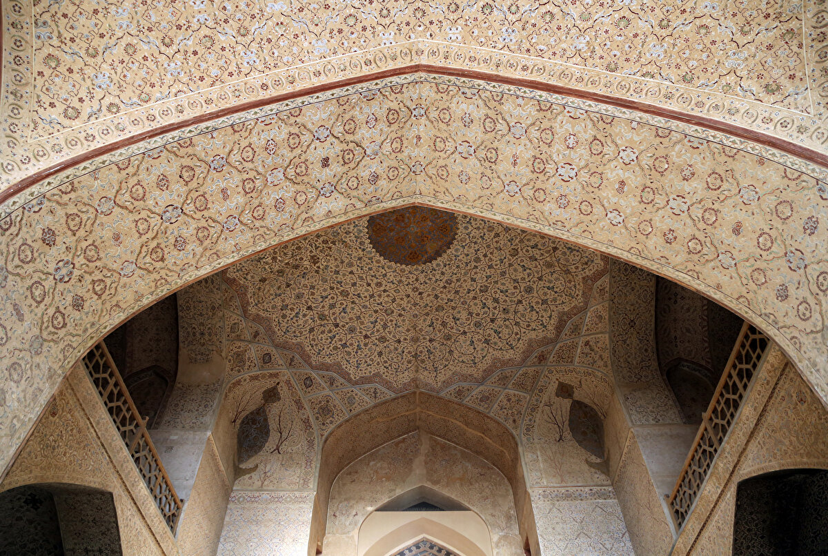 Teras katının duvarlarındaki işlemeler ve resimler ise dikkati çekiyor. Dönemin giyim kuşam anlayışını da gösteren bu resimlerin arasında iç çamaşırı ile resmedilen kadın tablosu da bulunuyor. Bu resmin, yapıldığı malzemenin ömrünün tamamlanmasından çok insan müdahalesiyle tahrip edildiği ise açıkça belli oluyor.