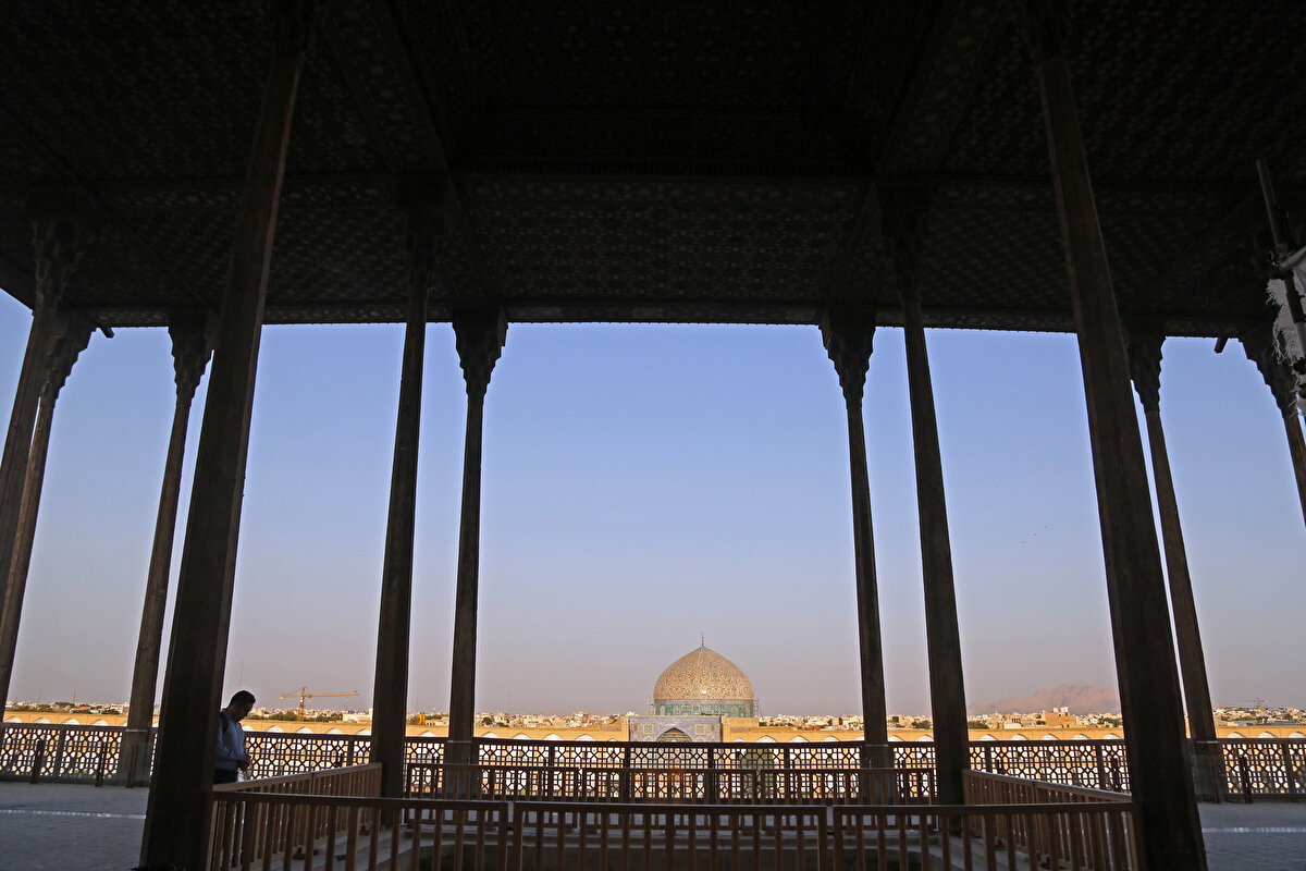 Tarihî binanın üçüncü katı 12 metre yüksekliğinde 18 ahşap sütunun kullanıldığı bir terasa açılıyor. Terasın tavanı orijinalinde ahşap olmasına rağmen zamana ve suya yenik düşmesi nedeniyle farklı materyallerle değiştirilmiş ve ancak ahşap görüntüsü verilmiş bir durumda.