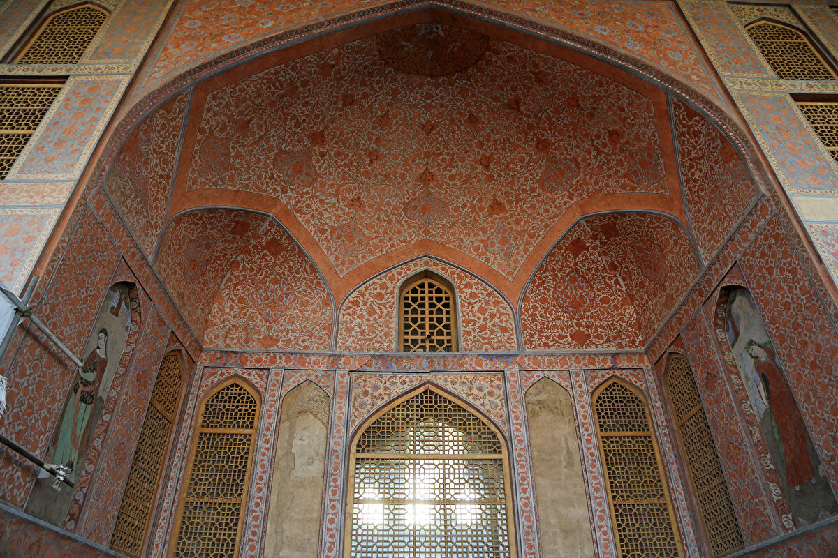 Bu bölümün hemen üstündeki kubbeye işlenmiş eşsiz desenler ise "Şah Abbas Deseni" olarak adlandırılıyor. Ortada bulunan güneş tasarımının etrafındaki desenler merkeze doğru küçülmeye başlıyor. Bu dairesel küçülme kubbeye daha fazla derinlik katıyor.