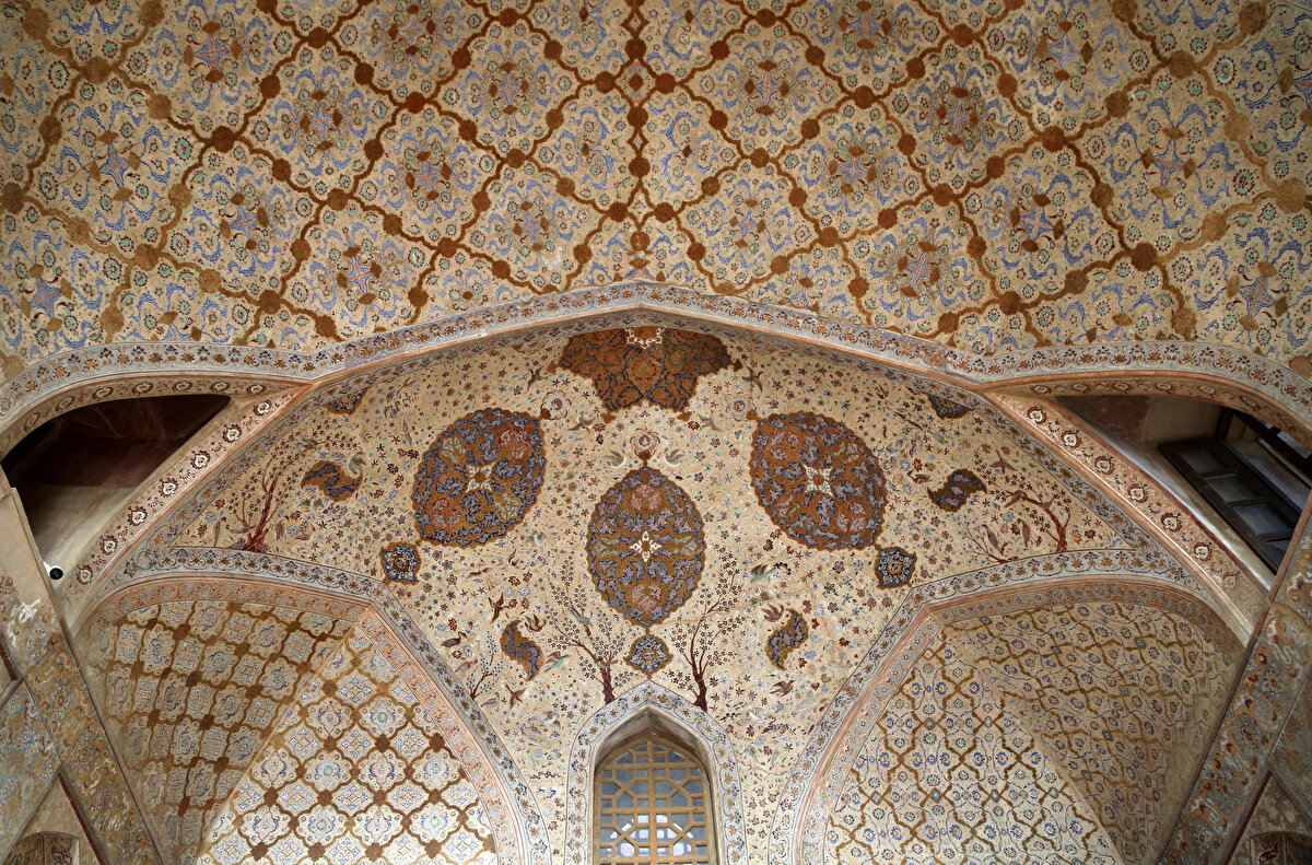 Ali Kapu Sarayı’nın dekorasyonunda bolca çini, ayna, tablo, alçı işleri, ahşap oyma, kabartma ve tuğla kullanılmış. 