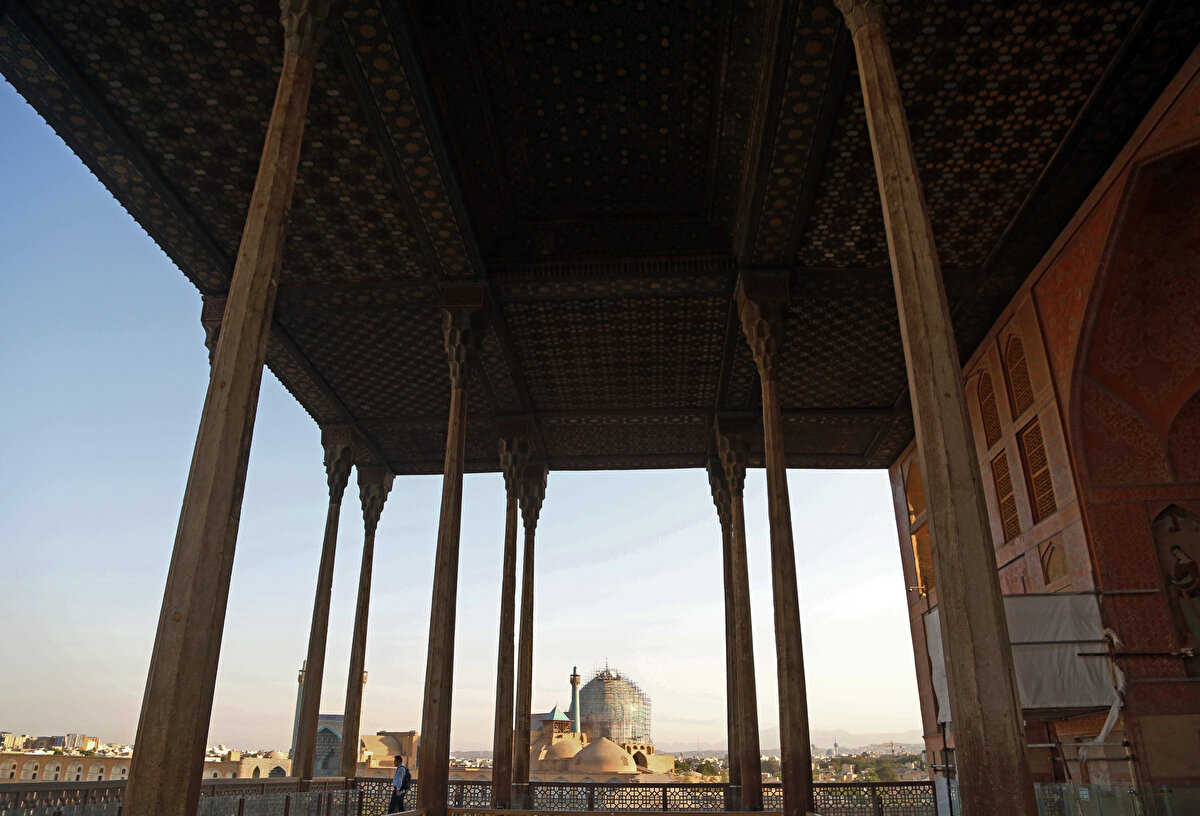 Çınar ağacından yapılmış sütunlar da zamandan kendilerine düşen payı almış ve değişim geçirmiş. Dayanıksız hale gelen ahşap sütunlar, Şah Muhammed Rıza Pehlevî ve 1979'daki  devrim sonrasında, çelik sütunlarla değiştirilerek ahşapların boydan ikiye ayrılıp içlerinin boşaltılarak çelik sütunlara giydirilmiş.