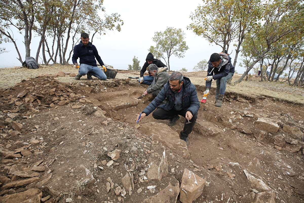 "Mozaikleri müzede sergilemeyi amaçlıyoruz"<br><br>Villanın tabanında yaklaşık 100 metrekare genişliğinde mozaiklerin ortaya çıkarıldığını anlatan Tarkan, bunların erken Bizans-Geç Roma dönemine tarihlenen, üzerinde hayvan figürlerinin yoğunlukta işlendiği mozaikler olduğunu kaydetti.<br>