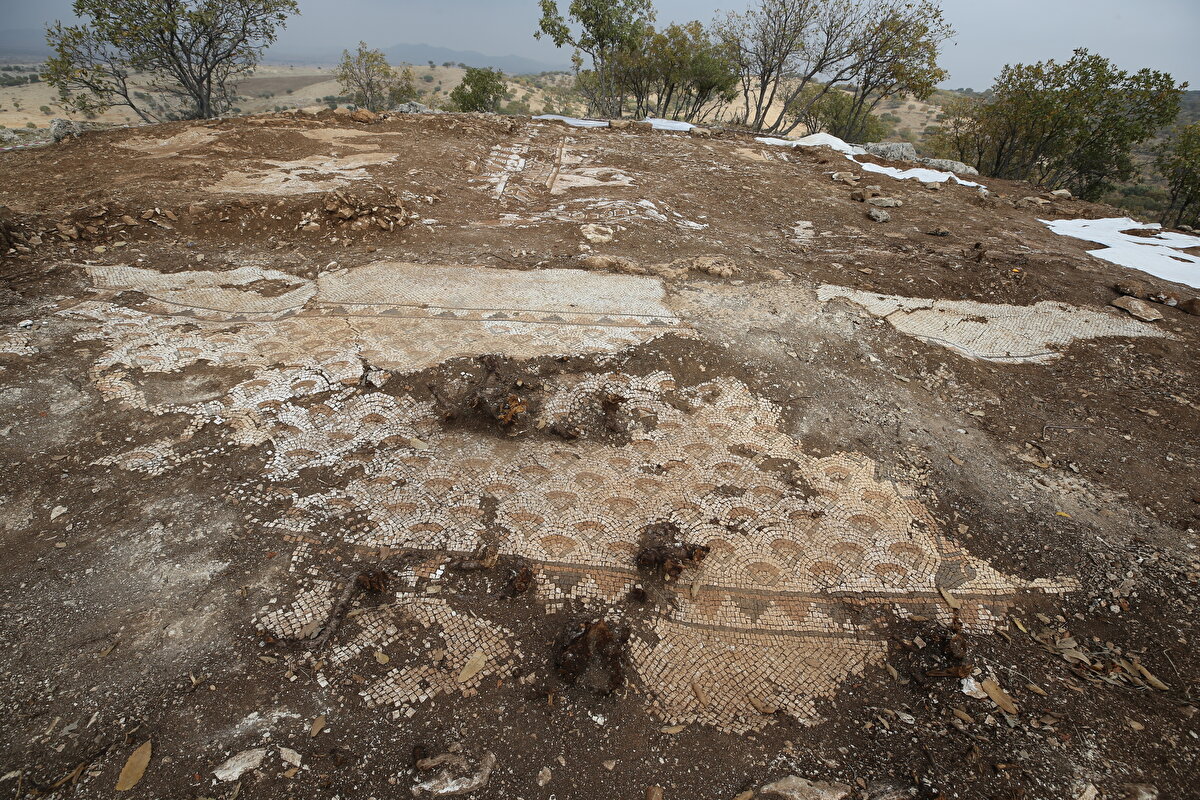 <br>Bunun üzerine Mardin Müze Müdürü Abdulgani Tarkan başkanlığında, uzman arkeolog ve sanat tarihçisi Volkan Bağlayıcı, Müze Uzmanı Arkeolog Mehmet Şan ve 6 işçi, Diyarbakır Restorasyon ve Konservasyon Bölge Laboratuvarı Müdürlüğünden de ekiplerin katılımıyla söz konusu bölgede 2 Ekim'de kurtarma kazısı başlatıldı.<br>