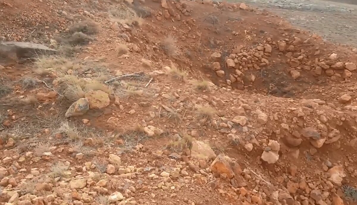 Kayseri'de bulunan yüzlerce yıllık tümülüsler, içinde hazine var umuduyla kazılarak defineciler tarafından tahrip edildi. <br>