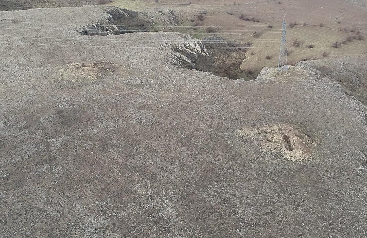 <br>Tümülüslerin koruma altına alınması gerektiğini belirten Kapadokya, Kültepe, Koramaz Tarih, Kültür, Eğitim ve Araştırma Derneği Başkanı Halit Erkiletlioğlu, "Kayseri bilindiği gibi Kaniş'in önemini kaybetmesinden sonra takriben milattan önce 1000'li yıllardan itibaren Erciyes'in alçak tepelerinde şehirleşme başladı.