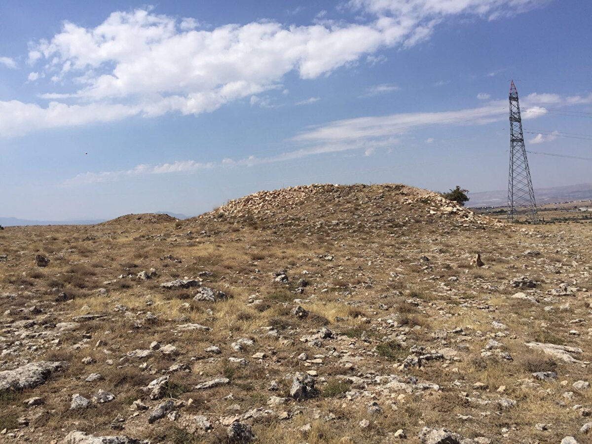Defineciler maalesef bütün bu eserleri her yerde tahrip ediyorlar. Kayseri'de tarihin kalıntıları olan yüzlerce tümülüs maalesef definecilerin tahribine uğramıştır.
