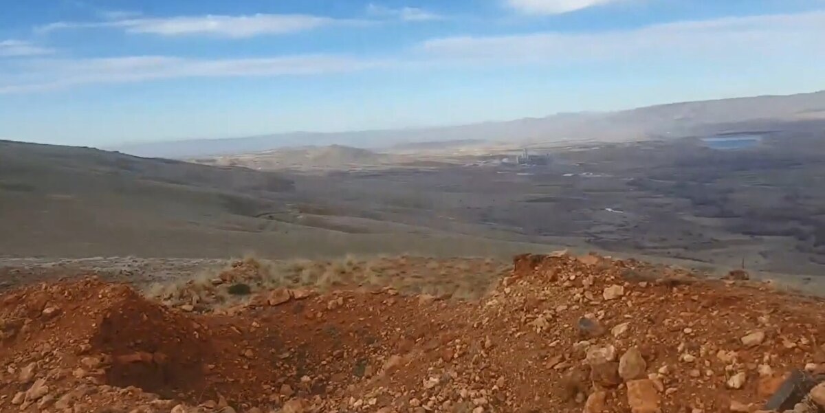 Defineciler tümülüsleri iş makineleriyle yok ettikleri gibi ayrıca bütün mezar olan yerleri de tahrip ediyorlar. Sütunları kırıp içinde define aramaya çalışıyorlar. Maalesef çok vahşice bir tarihi eser tahribatı var" dedi. <br>