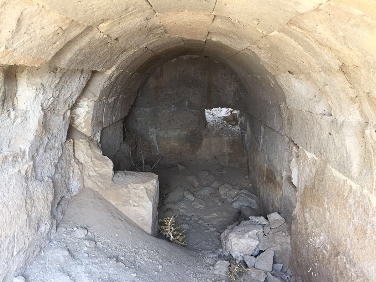 Kapadokya Kralı 4'üncü Ariarathes'in Kayseri'yi başkent yapmasıyla birlikte yaşamını yitiren birçok hükümdar, güçlerini göstermek için görkemli mezarlar yaptırdı. Mısır piramitlerine benzeyen bu anıt mezarlara, 'tümülüs' adı verildi.