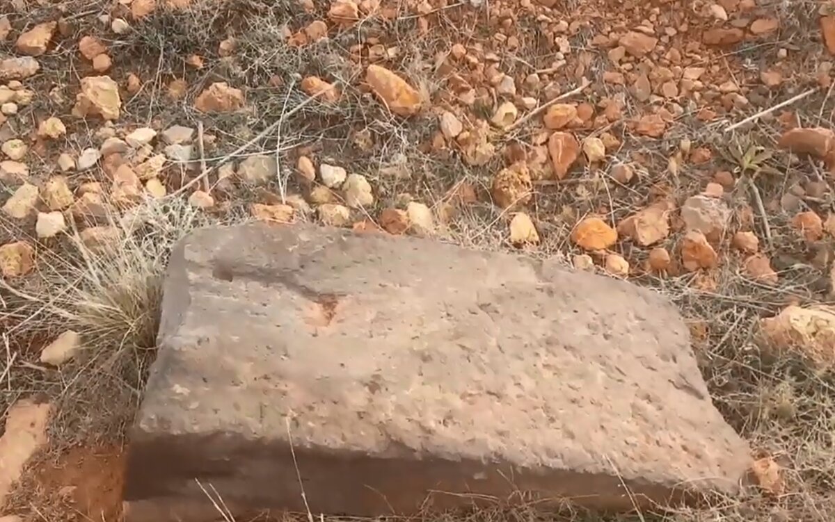 Çünkü ova, o zamanlar bataklıktı ve girilip çıkılamıyordu. 4'üncü Kapadokya Kralı Ariarathes zamanında Kayseri baş şehir yapıldı. Daha önceki baş şehirler, Sinop ve Kemerhisar'dı. Kayseri'de Kapadokya'nın baş şehri olarak hüküm sürmeye başladı.<br>