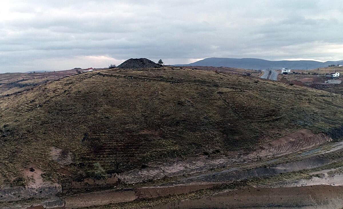 Kayseri'deki büyük Tümülüslerin de günümüzün teknolojilerine uygun bir şekilde açılması ve mezar odalarının bulunup koruma altına alınarak, definecilerin tahribatından kurtarılması gerekiyor.<br>