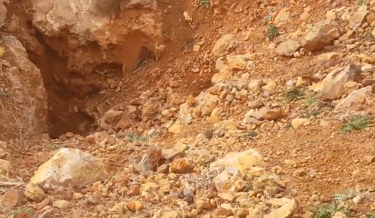 'MAALESEF ŞİMDİYE KADAR SİSTEMLİ BİR ŞEKİLDE KAZILMADI'<br><br>Tümülüslerin yapısına değinen Erkiletlioğlu, "Tümülüsler bilindiği üzere taştan yapılmıyor. Binlerce işçi çalıştırılarak mezar odası toprakla kapatılıyor. Mezar odasına da kralın naaşı ve birtakım hediyeler konuluyor. Ölümden sonra bir hayat olduğuna inandıkları için dirildikten sonra da o eşyaları kullanacaklarına inanıyorlar.