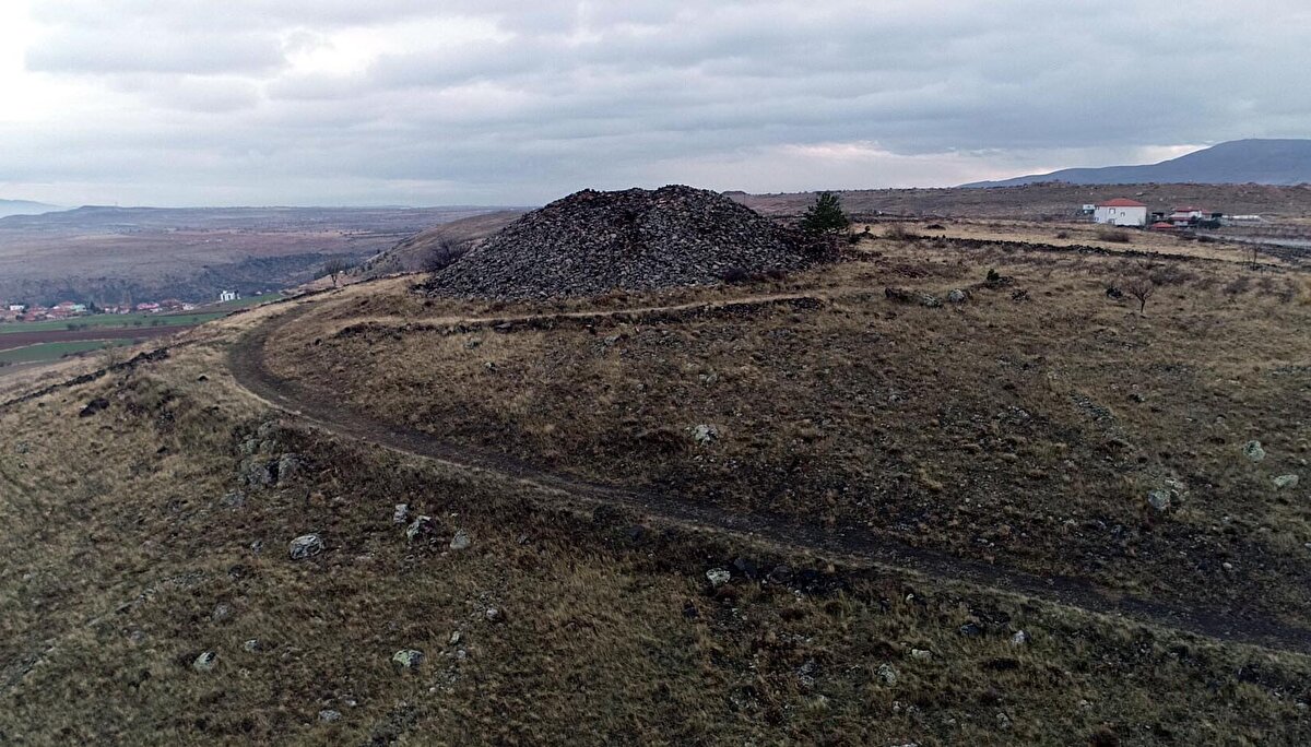 Buraları turizme ve tarihe kazandırmamız gerektiğine inanıyorum. Mısır'daki geometrik yapıları ve büyüklükleriyle taştan yapılmış piramitler neyse bizim buradaki tümülüsler de binlerce işçinin yapmak için yıllarca çalıştığı mezar odalarıdır."