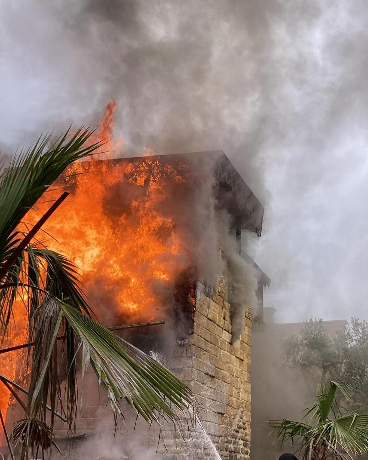 Selahaddin Eyyubi'nin konağı olarak kullanılan, poliüretan köpükten duvarların bulunduğu bölümdeki yangın üzerine, bölgeye çok sayıda ekip gönderildi.