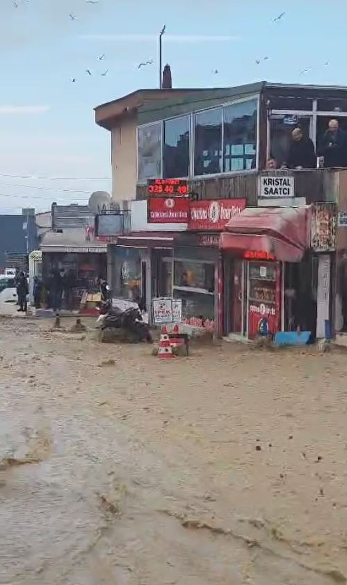 Birçok iş yerini su bastı, yollar göle döndü, sürücüler zor anlar yaşadı.
