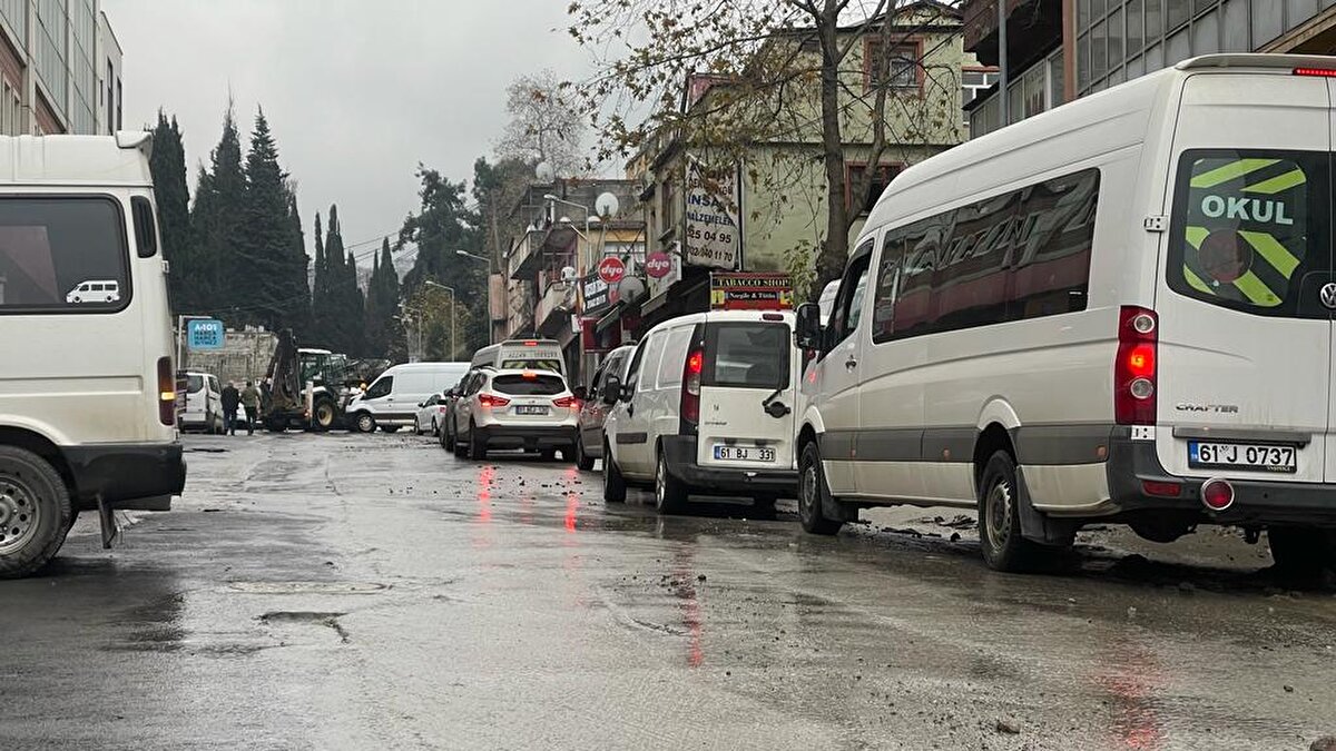 Kaymaklı Mahallesi'ndeki içme suyu isale hattında, saat 13.30 sıralarında boru patladı.